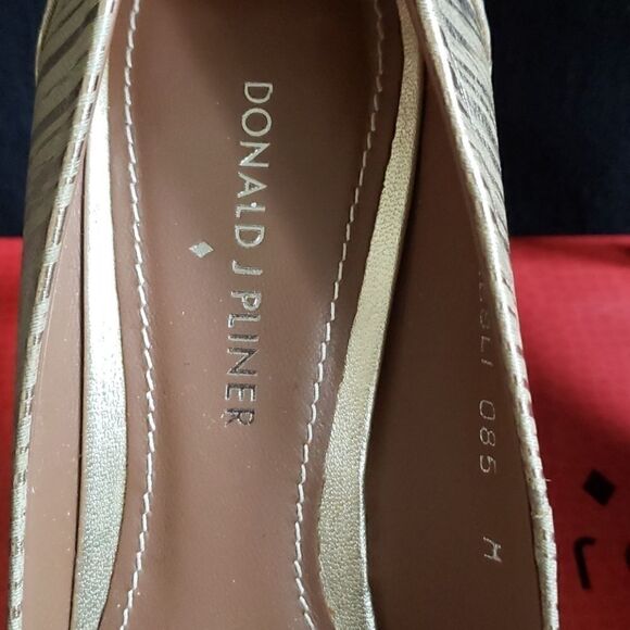 DONALD J. PLINER PRESLI-R7 PLATINO METALLIC SHOES - Picture 4 of 16